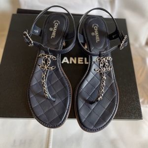 NIB CHANEL Lambskin Chain CC Logo Thong Sandals 38  Navy with Silver